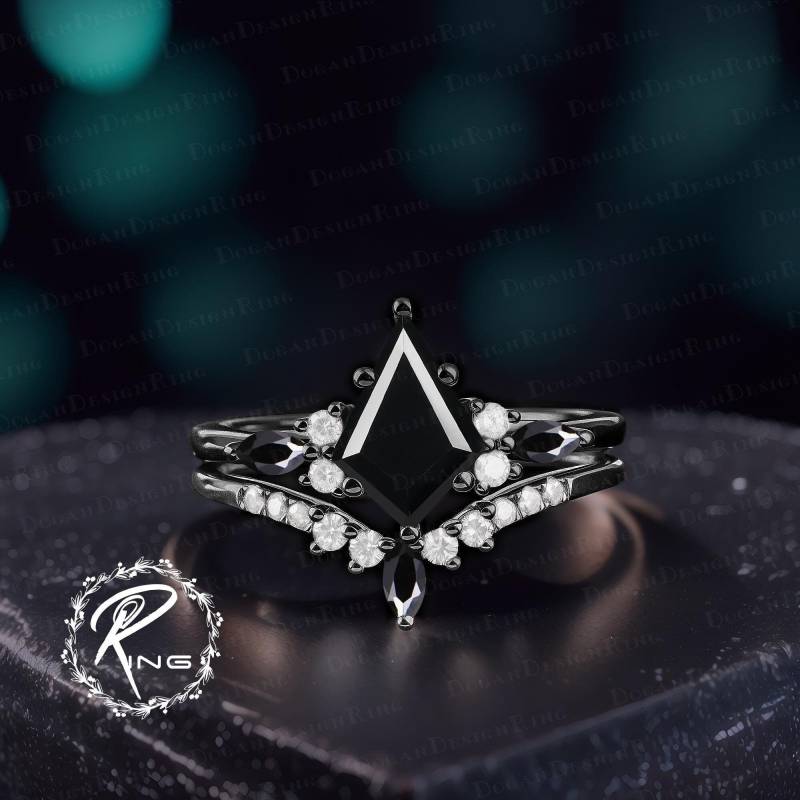 Gothic Kite Cut Black Onyx Engagement Ring Set Unique 14K Gold Promise Art Deco Bridal Cluster Ring Jewelry Gift For Women von DoganCustomizedGifts