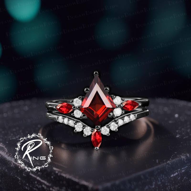 Gothic Kite Cut Red Garnet Engagement Ring Set Unique 14K Black Gold Promise Art Deco Bridal Cluster Ring Jewelry Gift For Women von DoganCustomizedGifts