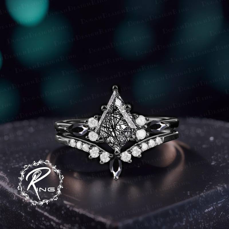 Kite Cut Black Rutilated Quartz Engagement Ring Set Unique 14K Gold Promise Gothic Bridal Cluster Ring Jewelry Gift For Women von DoganCustomizedGifts