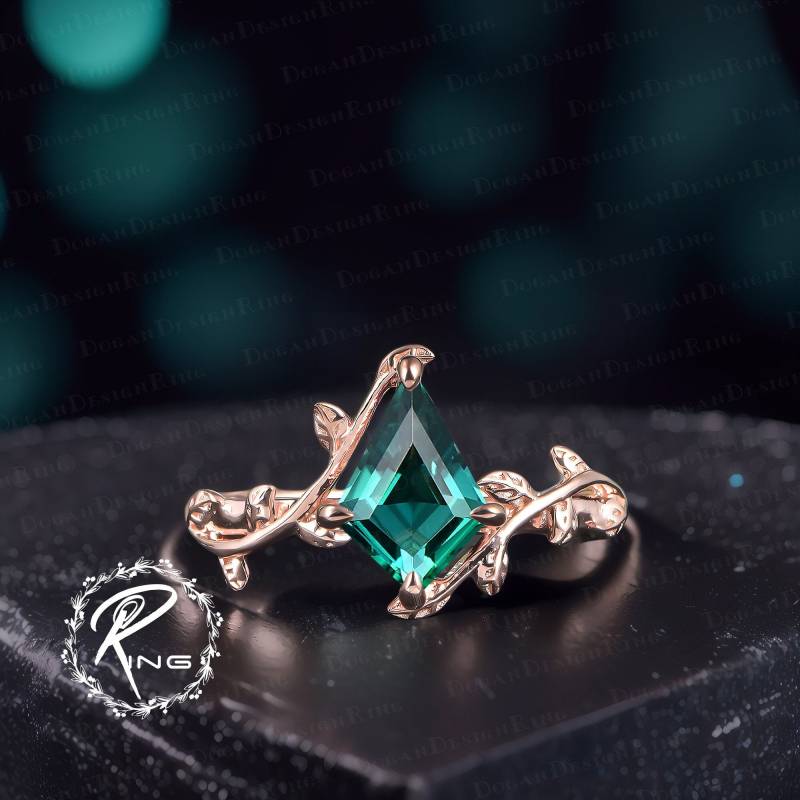 Unique Kite Cut Emerald Engagement Ring Art Deco Solid 14K Rose Gold Promise Nature Inspired Leaf & Vine Jewelry Gift For Women von DoganCustomizedGifts