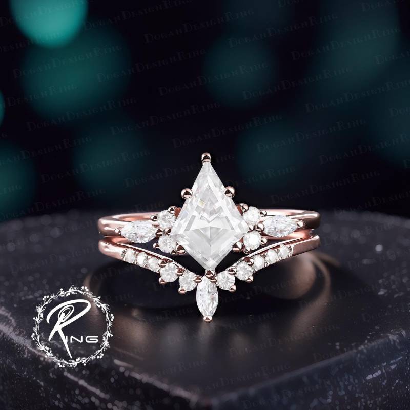 Unique Kite Cut Moissanite Engagement Ring Set Solid 14K Rose Gold Promise Art Deco Bridal Diamond Cluster Ring Women Jewelry Gift von DoganCustomizedGifts