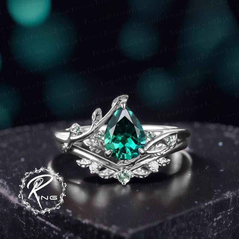 Unique Pear Cut Emerald Engagement Ring Set Art Deco White Gold Leaf Promise For Women Nature Inspired Bridal Handmade Jewelry Gift von DoganCustomizedGifts