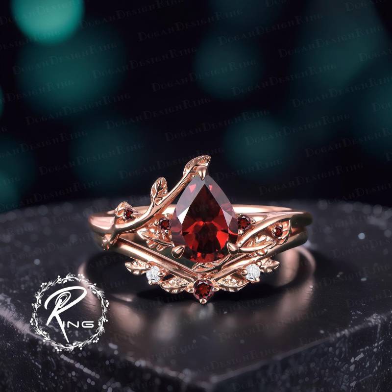 Unique Pear Cut Garnet Engagement Ring Set Art Deco 14K Rose Gold Leaf Promise For Her Nature Inspired Bridal Handmade Jewelry Gift von DoganCustomizedGifts