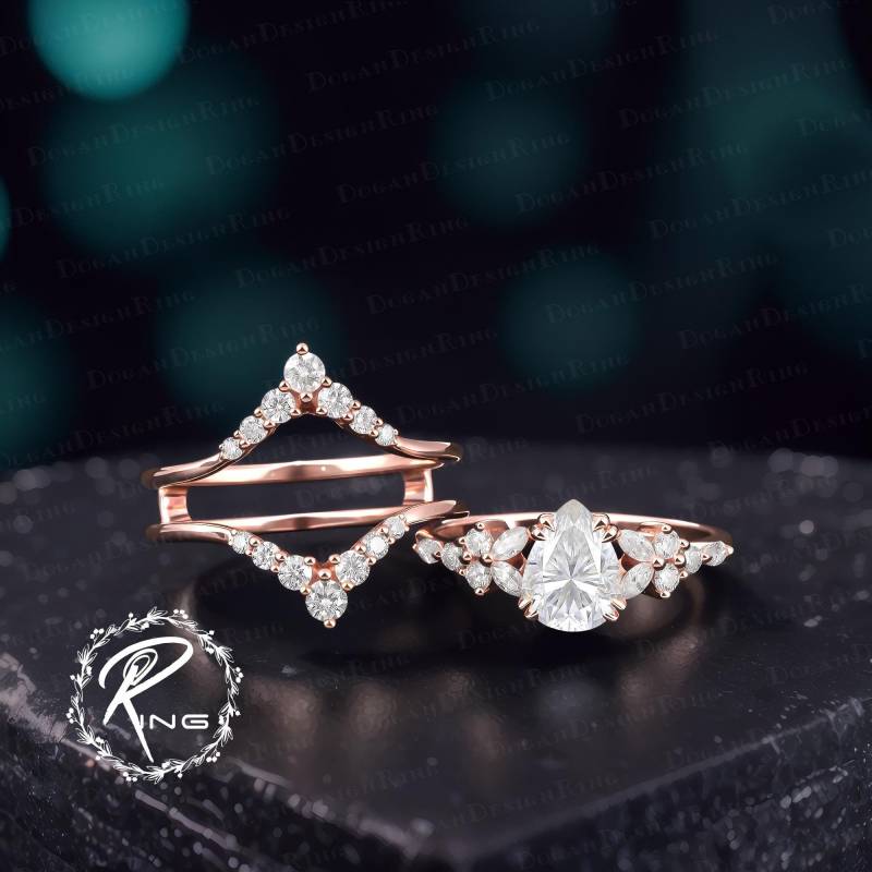 Unique Pear Cut Moissanite Engagement Ring Set Solid Rose Gold Promise Art Deco Bridal Diamond Cluster Jewelry Gift For Women von DoganCustomizedGifts