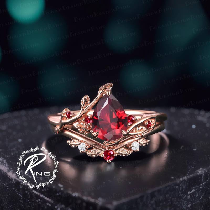 Unique Pear Cut Ruby Engagement Ring Set Art Deco 14K Rose Gold Leaf Promise For Her Nature Inspired Bridal Handmade Jewelry Gift von DoganCustomizedGifts