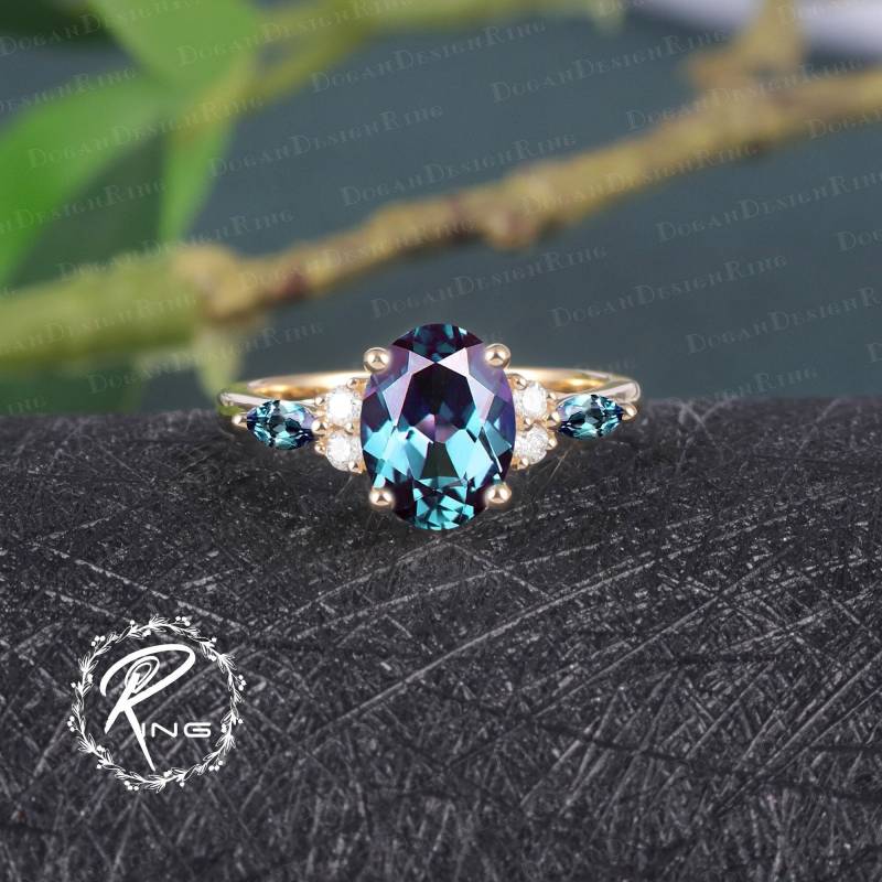 Vintage Alexandrite Engagement Ring Unique 14K Solid Yellow Gold Promise Ring For Her Cluster Uniuqe Anniversary Gifts Women von DoganCustomizedGifts