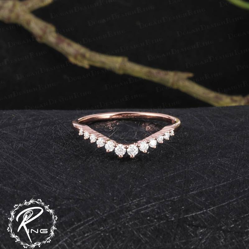 Vintage Moissanite Wedding Ring Solid 14K 18K Rose Gold Curved Band Diamond Matching Stacking Unique Anniversary Gifts For Her von DoganCustomizedGifts