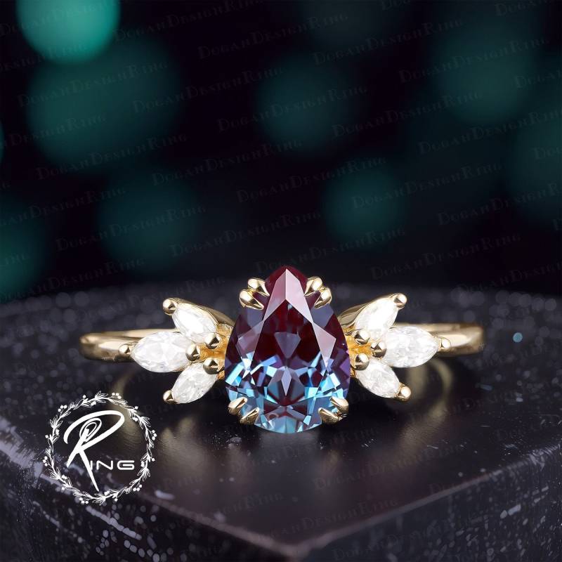 Vintage Pear Shaped Alexandrite Engagement Ring Solid 14K Gold Promise Art Deco Cluster Diamond Uniuqe Anniversary Gifts For Women von DoganCustomizedGifts