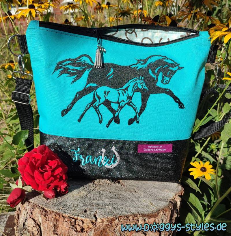 Handtasche "Gesticktes Pferd Mit Fohlen" in Wunschfarben von DoggysStyles