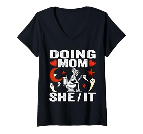 Damen Doing Mom She/it Lustiges Mädchen Halloween Frauen Skelett Kostüm T-Shirt mit V-Ausschnitt Damen Doing Mom She/it Lustiges Mädchen Halloween Frauen Skelett Kostüm T-Shirt mit V-Ausschnitt von Doing Mom She/it Funny Halloween Women Skeleton