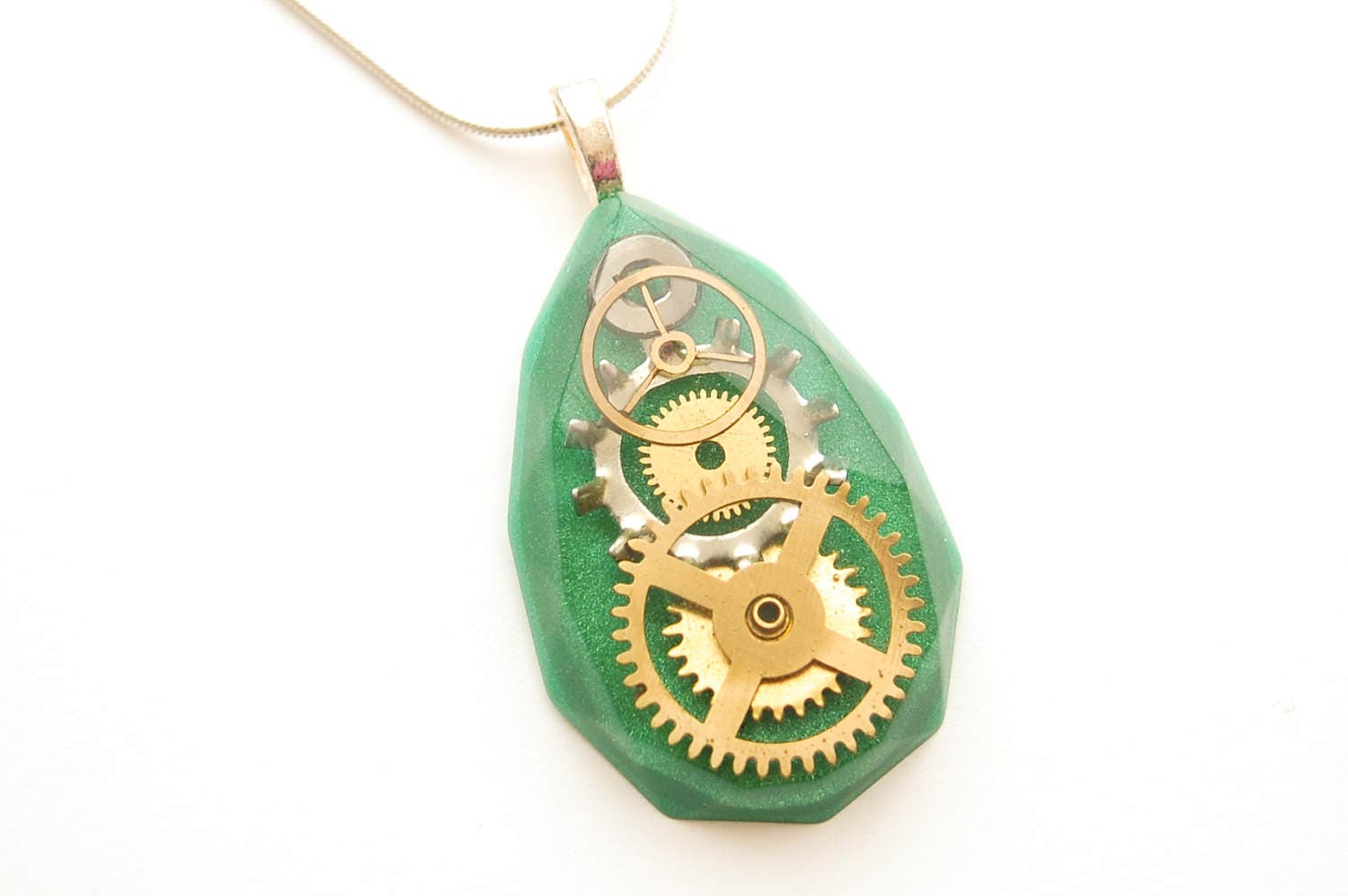 Steampunk Grün Facettierte Träne Anhänger/Halskette, Uhrenteile , Zahnräder, Zahnräder Im Harz, Sterling Silber Kette von DoktressMelange