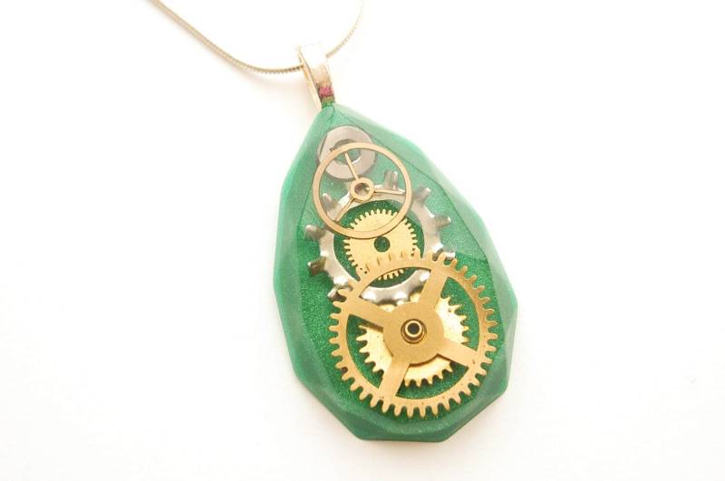 Steampunk Grün Facettierte Träne Anhänger/Halskette, Uhrenteile , Zahnräder, Zahnräder Im Harz, Sterling Silber Kette von DoktressMelange