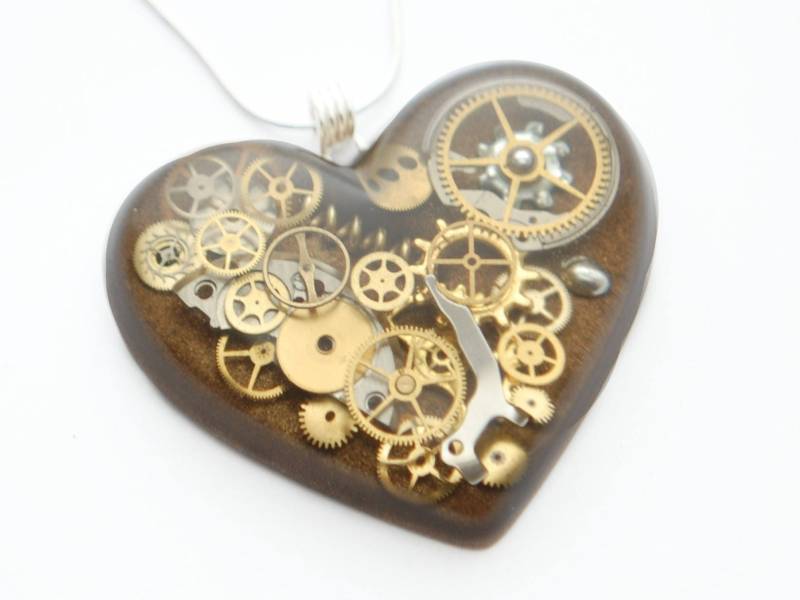 Steampunk Herz Anhänger/Halskette, Uhrenteile in Resin, Bronze Braun, Sterling Silber Kette von DoktressMelange