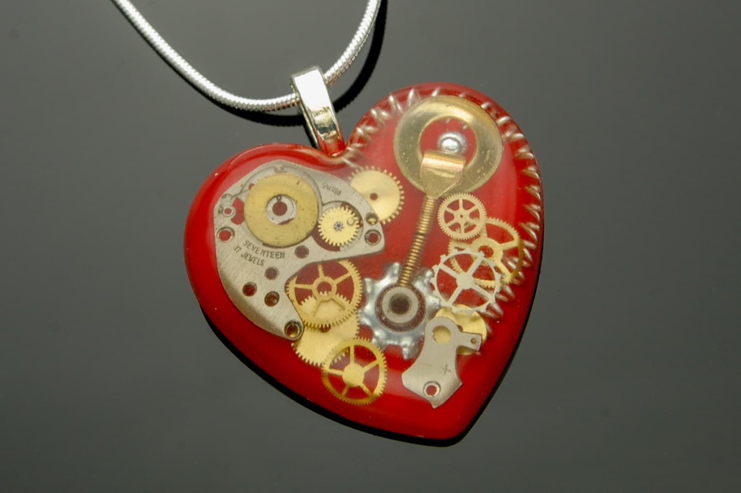 Steampunk Rotes Herz Anhänger/Halskette Uhrenteile, Zahnräder, Zahnräder in Harz, Sterling Silber Kette von DoktressMelange