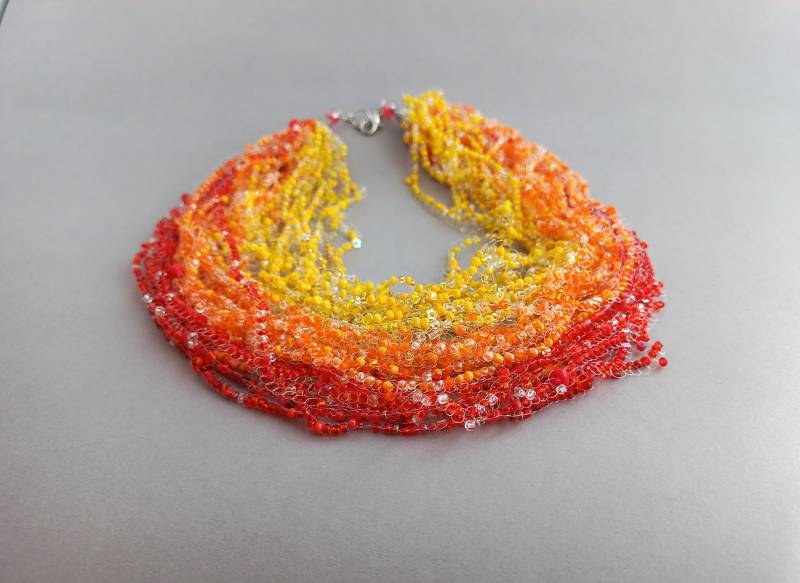 Ombre Perlen Multi Strang Halskette Rot, Orange, Gelb Häkelkette von Dolkabeads