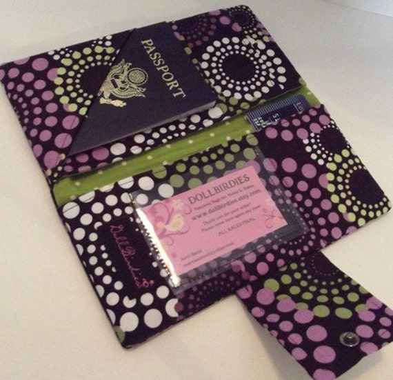 Füge Ein Id Fenster Zu Deiner Dollbirdies Bordkarte/Passport Brieftasche Hinzu von Dollbirdies