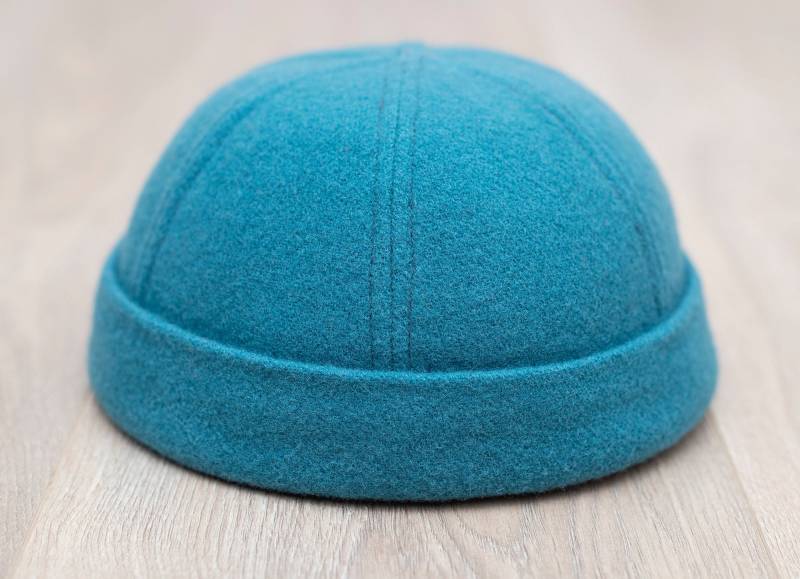 Handgemachte Dockermütze. Flauschig Weicher Docker Beanie. Blauer Hut Mit Krempe Und Retro Muster. Limitierte Auflage von Dollytoria