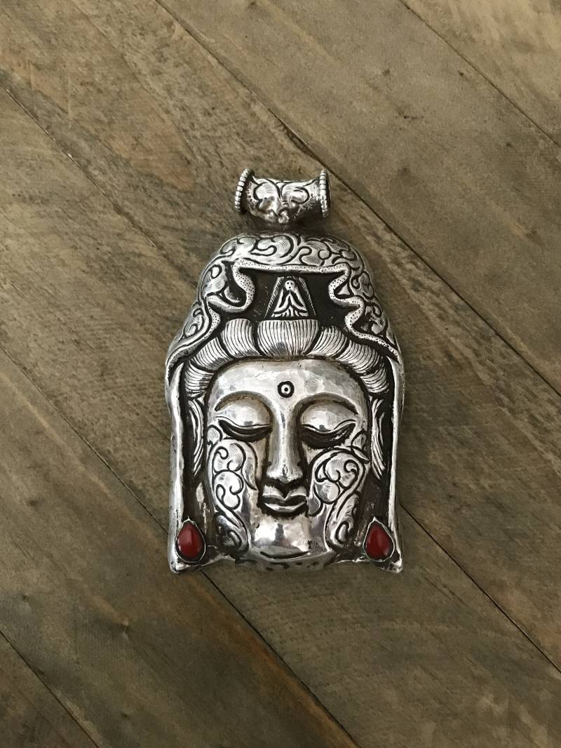 Cognac Buddha Anhänger in Sterling Silber Set Mit Roten Harzen, Handgefertigt, Himalaya, Nepalesisch, Tibetisch Cognac Buddha Anhänger in Sterling Silber Set Mit Roten Harzen, Handgefertigt, Himalaya, Nepalesisch, Tibetisch von DolmabeadsShop