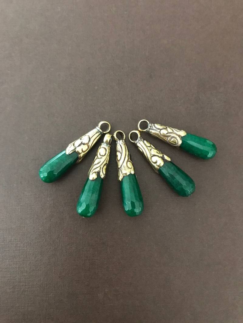 Grüner Achat Lange Tropfen Anhänger Mit Floralen Messing Kappen, Handgefertigt, Nepalesisch, Tibetisch, Himalaya Grüner Achat Lange Tropfen Anhänger Mit Floralen Messing Kappen, Handgefertigt, Nepalesisch, Tibetisch, Himalaya von DolmabeadsShop