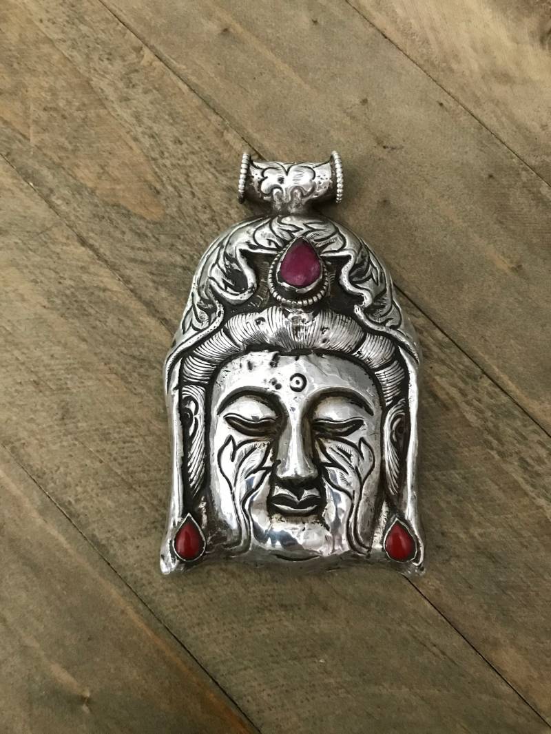 Handgefertigter Buddha Anhänger Aus Sterling Silber Mit Einem Rubin Handgefertigter Buddha Anhänger Aus Sterling Silber Mit Einem Rubin von DolmabeadsShop