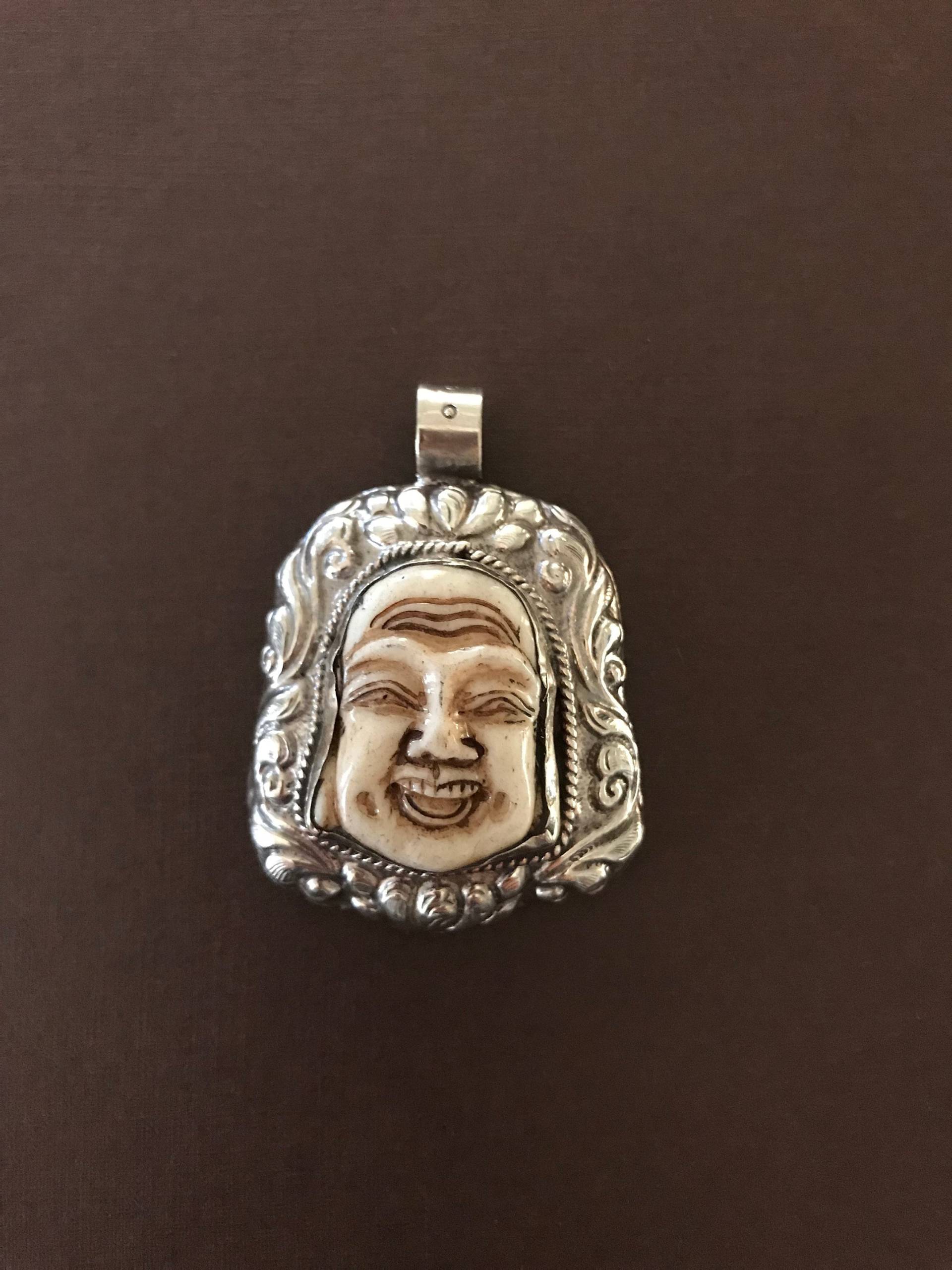 Handgefertigter Happy Buddha Knochen-Anhänger Tibetsilber, Nepalesisch Handgefertigter Happy Buddha Knochen-Anhänger Tibetsilber, Nepalesisch von DolmabeadsShop