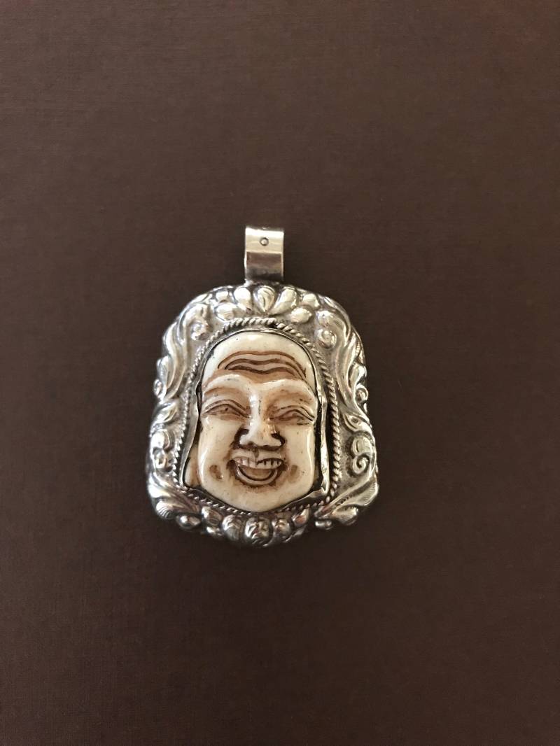 Handgefertigter Happy Buddha Knochen-Anhänger Tibetsilber, Nepalesisch von DolmabeadsShop