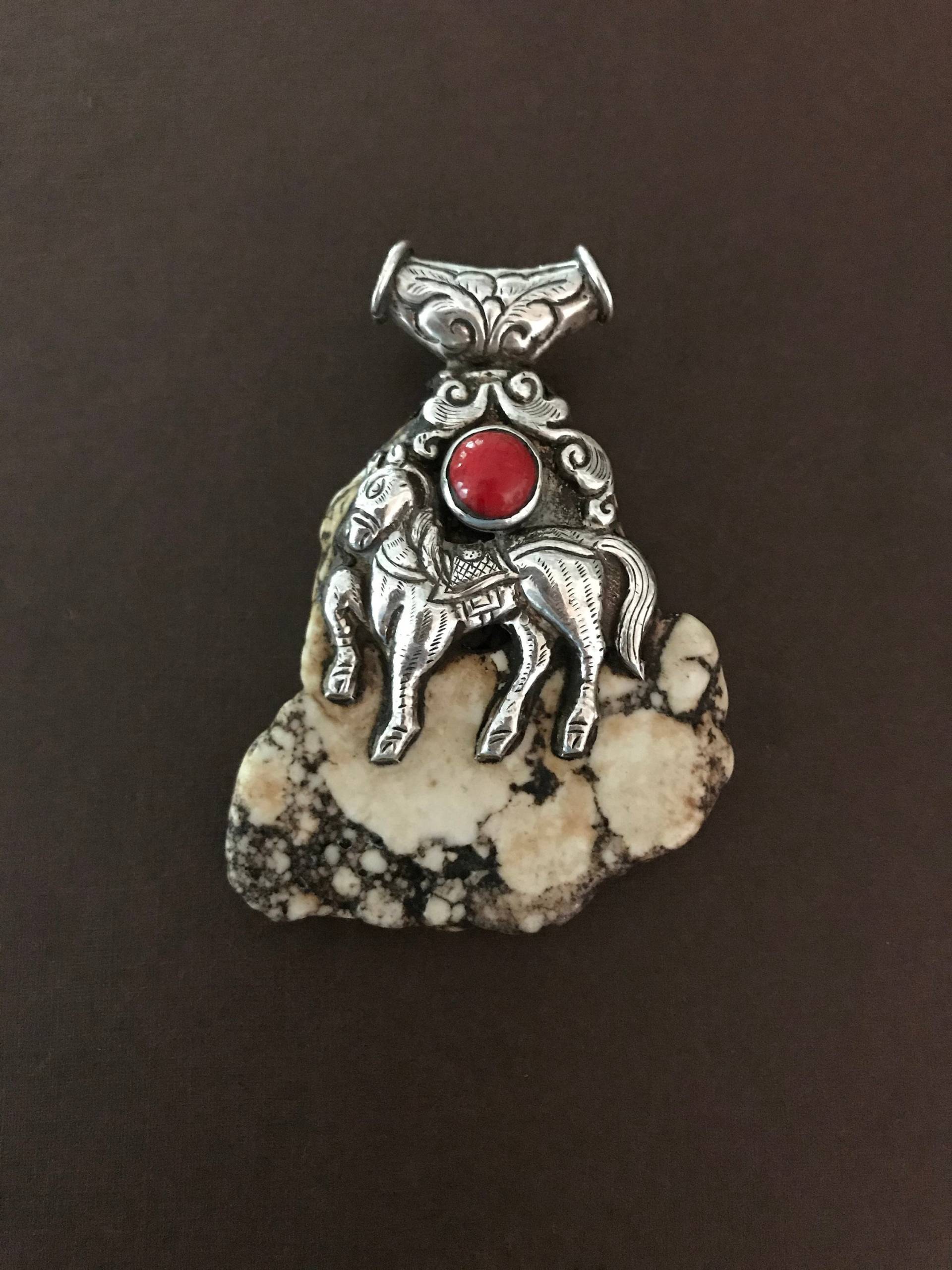 Handgefertigter Sterling Silber Howlith Anhänger Pferd & Schmetterling Design von DolmabeadsShop