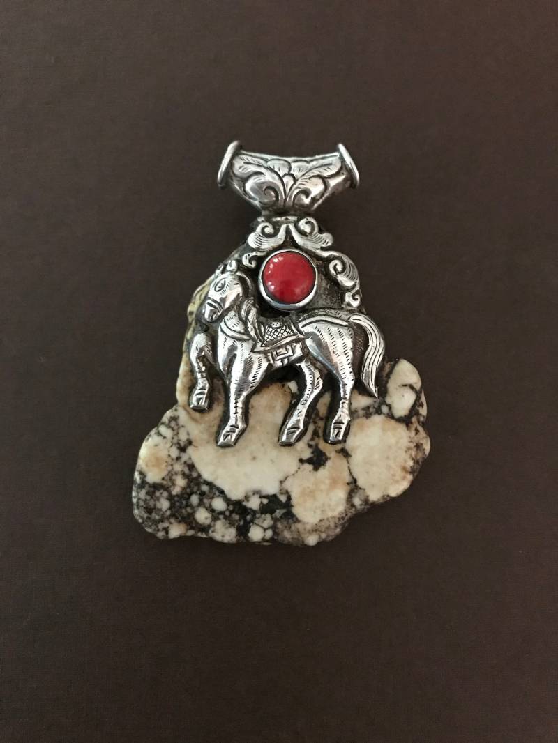 Handgefertigter Sterling Silber Howlith Anhänger Pferd & Schmetterling Design von DolmabeadsShop