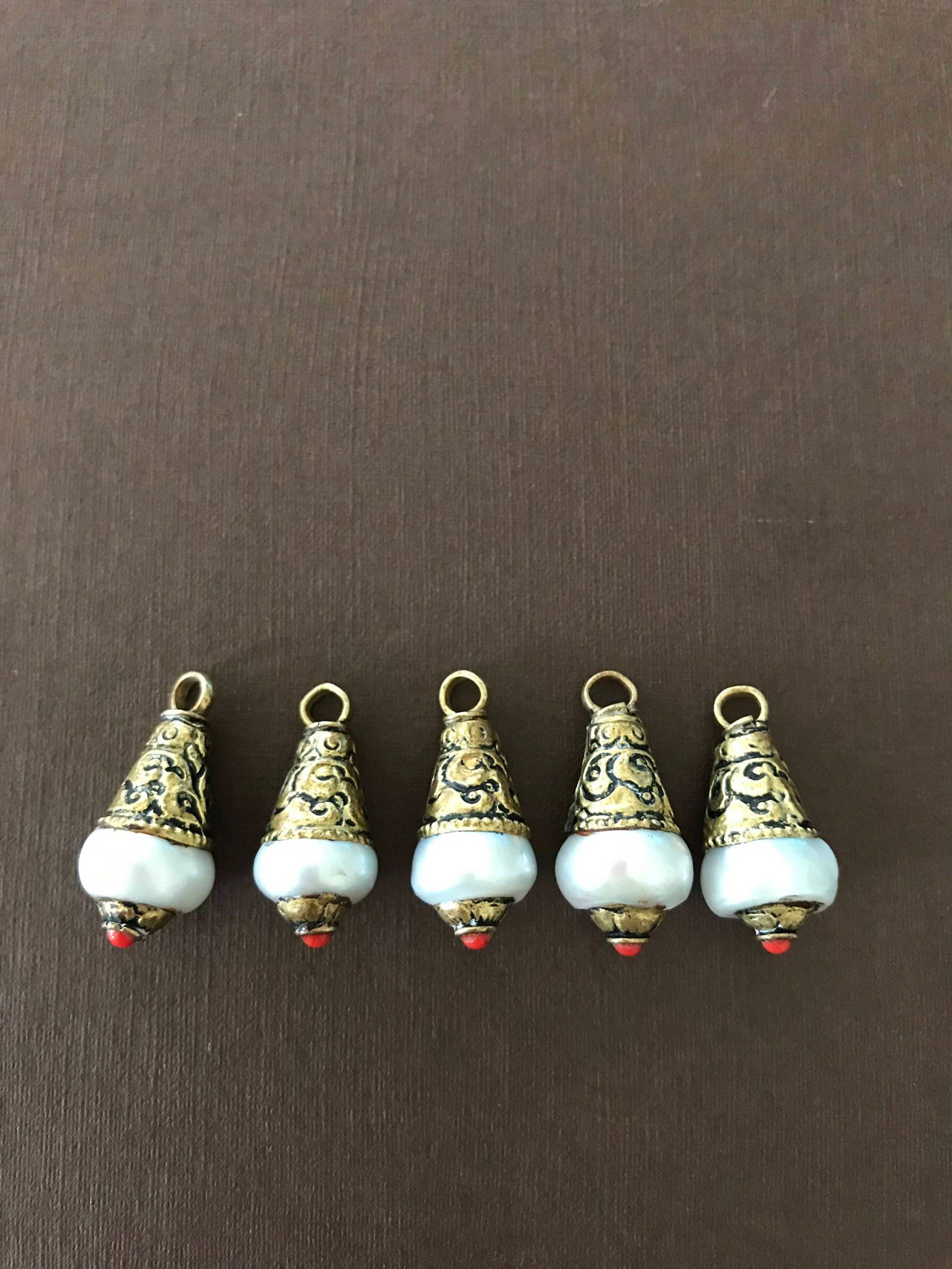 Perlentropfenanhänger Mit Messingkappe, Handgefertigt, Nepalesisch, 23 X 10 Mm Perlentropfenanhänger Mit Messingkappe, Handgefertigt, Nepalesisch, 23 X 10 Mm von DolmabeadsShop