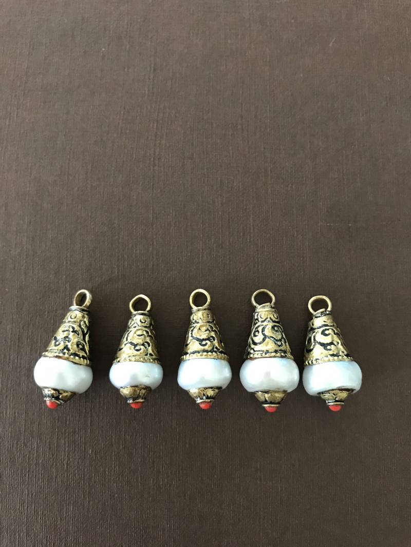 Perlentropfenanhänger Mit Messingkappe, Handgefertigt, Nepalesisch, 23 X 10 Mm Perlentropfenanhänger Mit Messingkappe, Handgefertigt, Nepalesisch, 23 X 10 Mm von DolmabeadsShop
