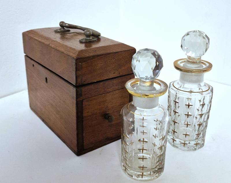 Antieke Franse Kaptafel Ensemble, Kristallen Parfümfleesjes Op Een Presenteerblad Leeuwenpootjes Plus Antieke Kis Thee Teacaddy von DolmenAntiqueTiles