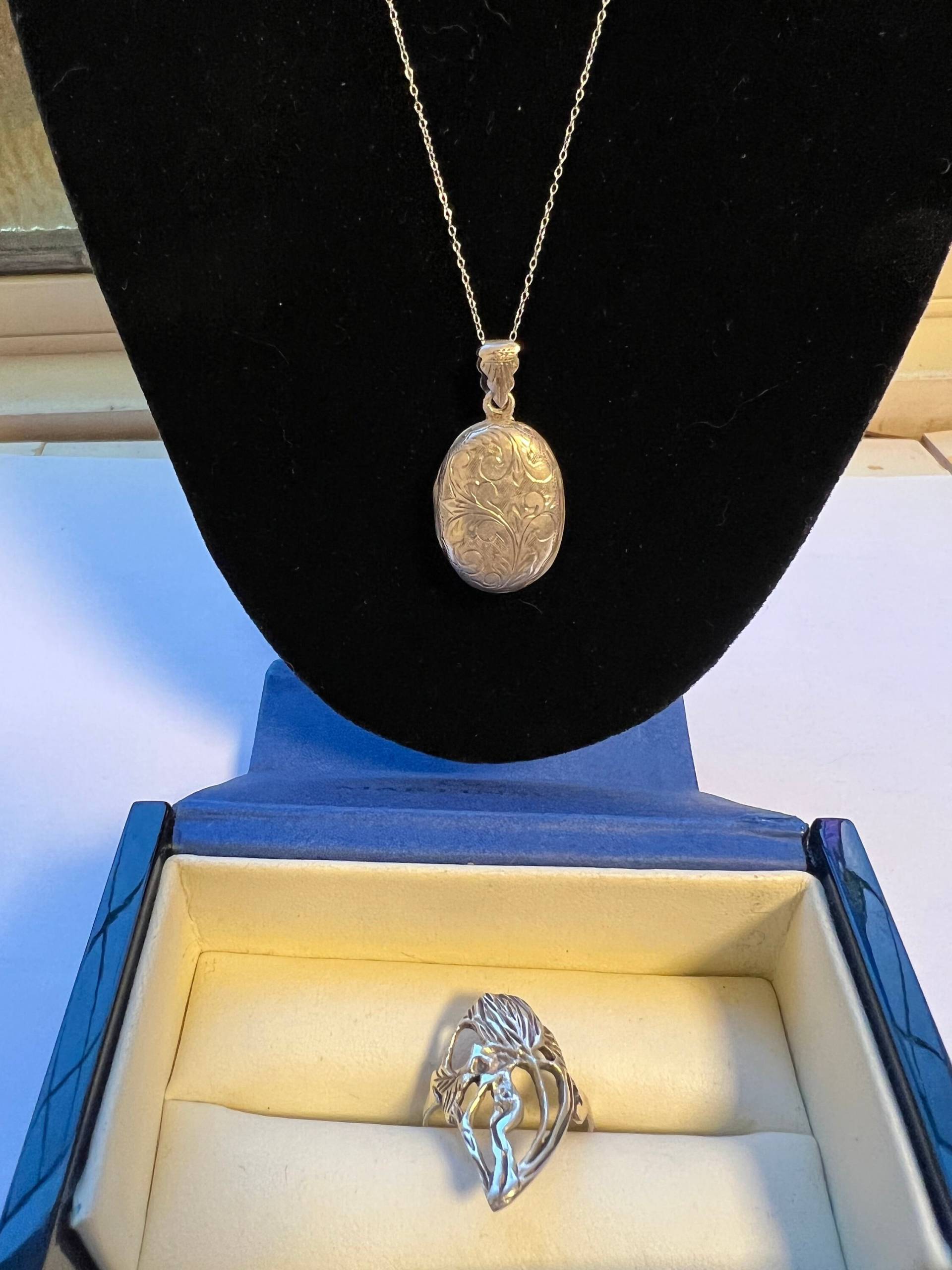 sterling Oud Medaillon Bloemenmotief Bewerkt Terling Silber Antiek Medaillon. "Hierbij Een Jugendstil/Jugendstil Ring | Beide Um 1900" sterling Oud Medaillon Bloemenmotief Bewerkt Terling Silber Antiek Medaillon. "Hierbij Een Jugendstil/Jugendstil Ring | Beide Um 1900" von DolmenAntiqueTiles