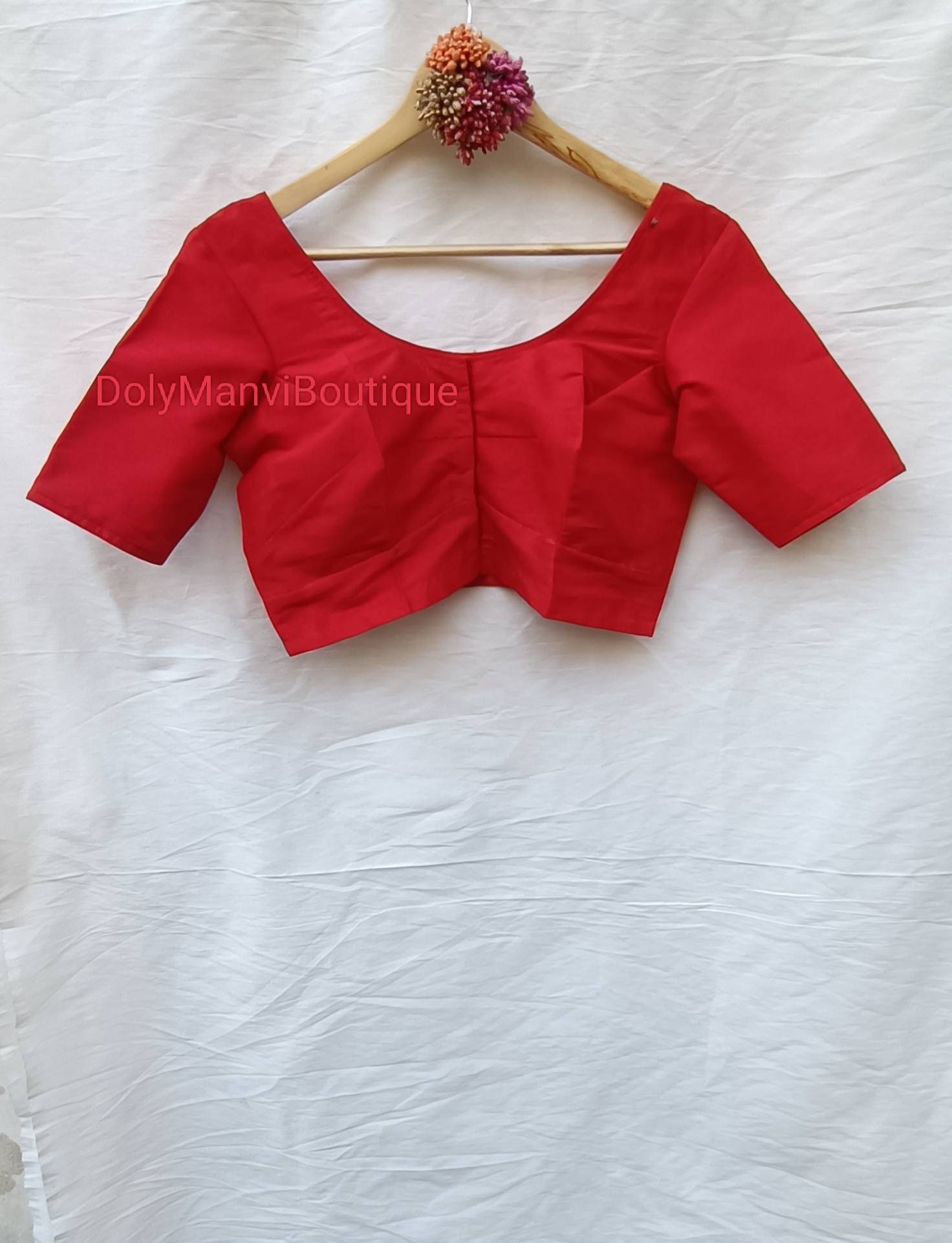 Handgemachte Designer Frauen Saree Bluse, Rote Sari Crop Top, Readymade Bluse von DolyManviBoutique