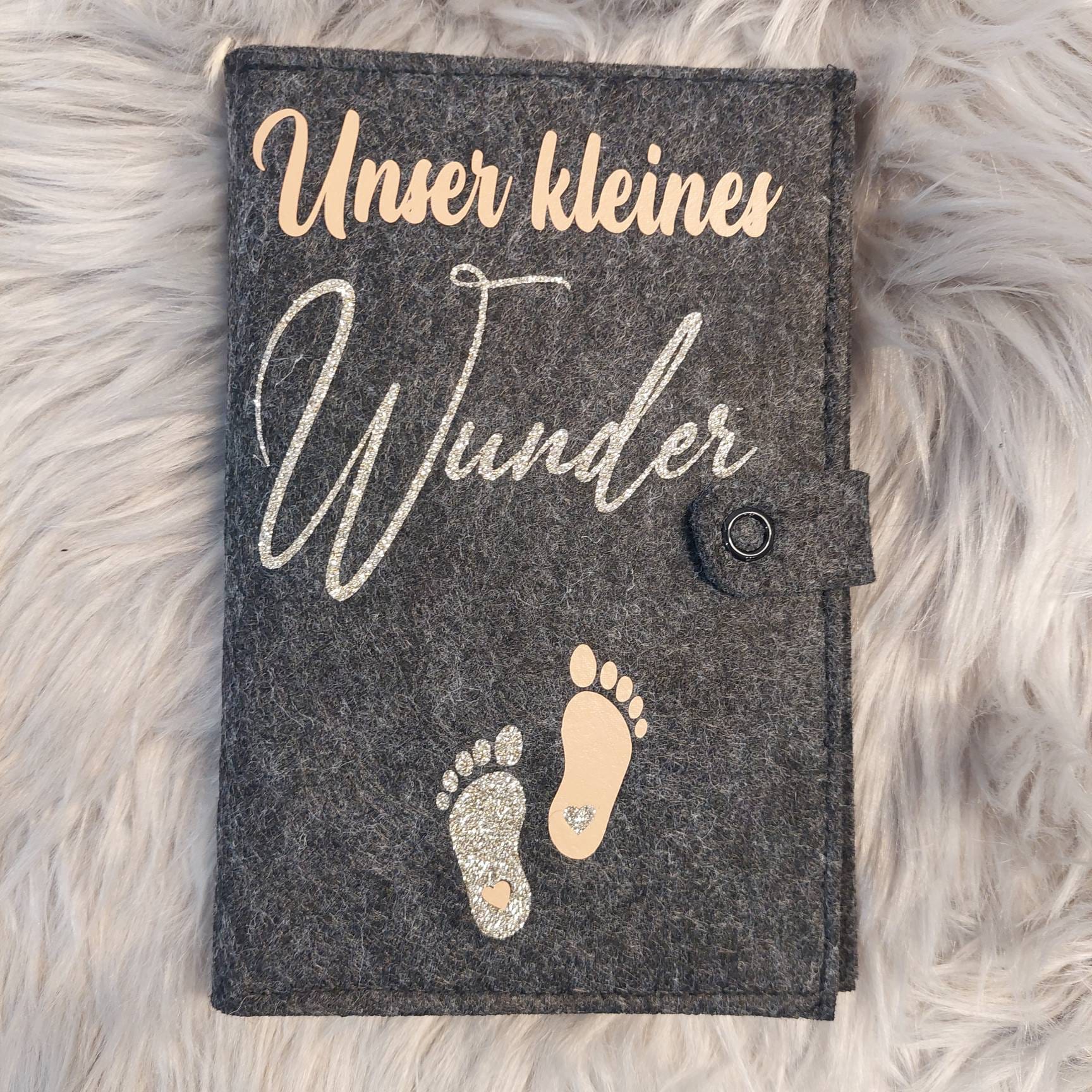 Mutterpasshülle Aus Filz "Unser Kleines Wunder" Babyfüßchen , Personalisiert von DomElliZink