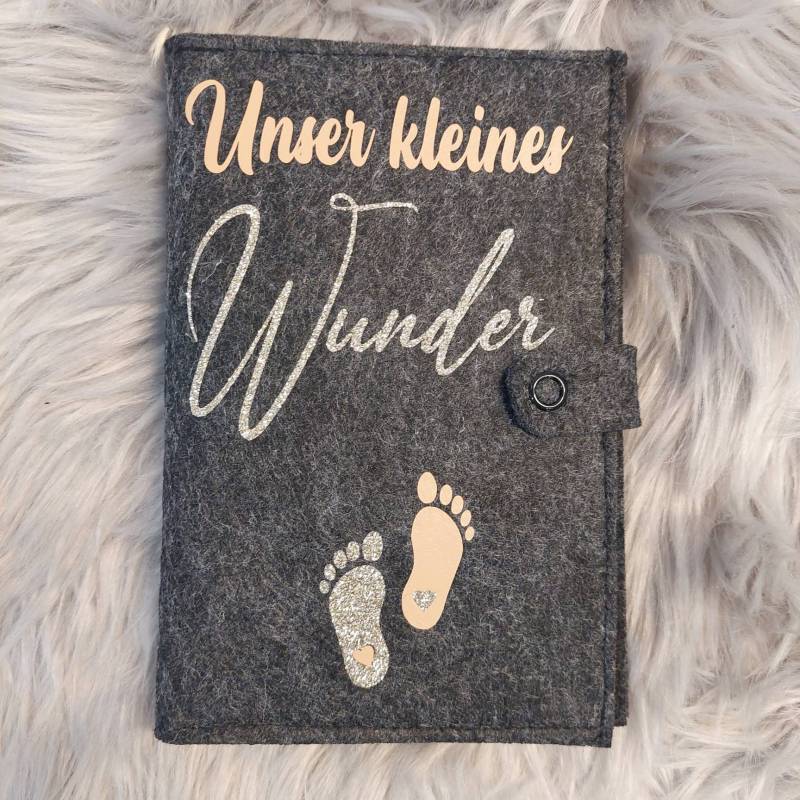 Mutterpasshülle Aus Filz "Unser Kleines Wunder" Babyfüßchen , Personalisiert von DomElliZink