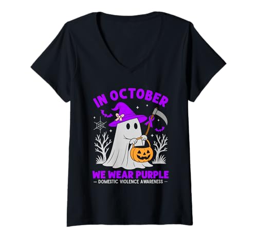 Damen Im Oktober tragen wir lila häusliche Gewalt Halloween Geist T-Shirt mit V-Ausschnitt Damen Im Oktober tragen wir lila häusliche Gewalt Halloween Geist T-Shirt mit V-Ausschnitt von Domestic Violence Support Designs