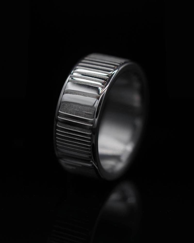 Exclusive, Luxurious, Highest Quality & Stainless Straight Patterned Damascus Steel Lined in Steel. Hypoallergenic. Customizable von DominikSailerUniq