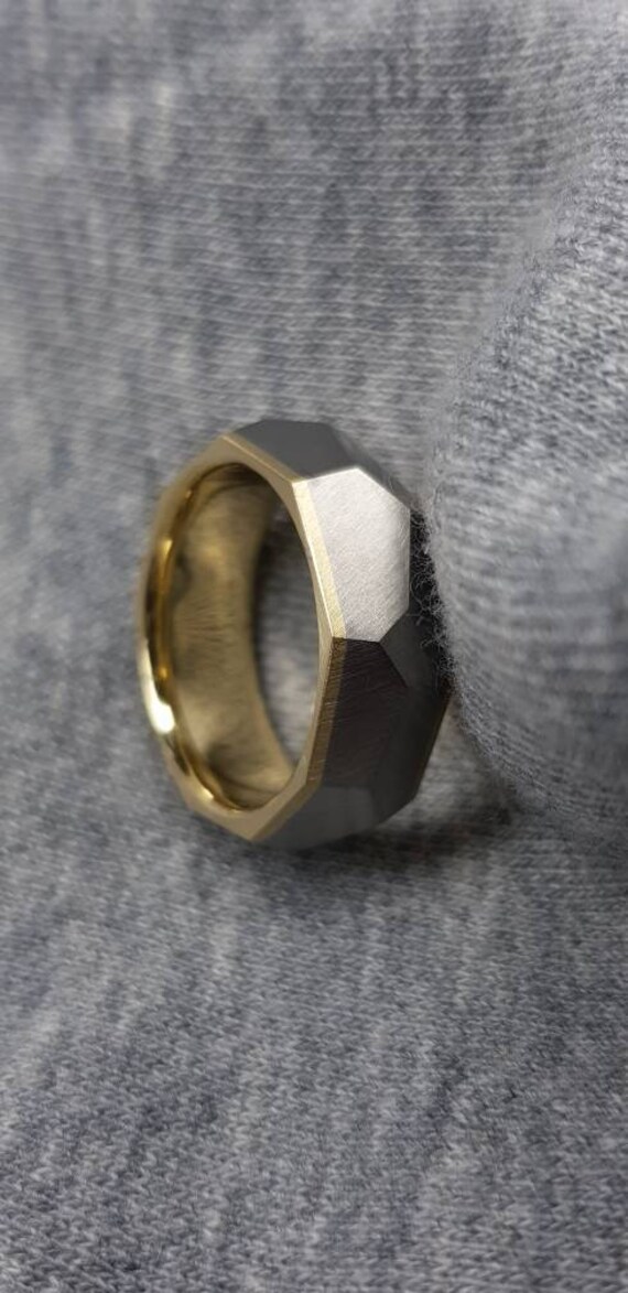 Faceted Stainless Steel Rings Lined in Gold. Customizable & Hypoallergenic. Polished Or Matte von DominikSailerUniq