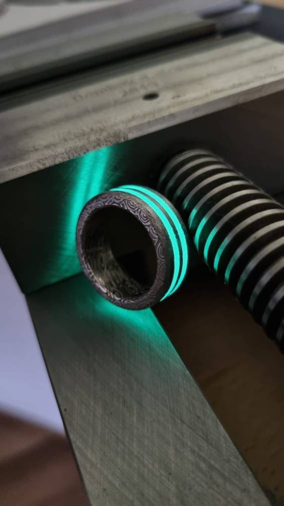 The Burning Dragon. Dragonskin Damascus Steel. Hightech Luminous Rings. Fully Customizable. Made Of A Highest Quality Stainless D-Steel von DominikSailerUniq