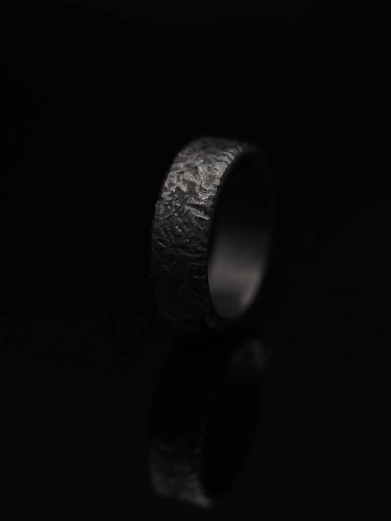 Unique, Rock Patterned & Indestructible Zirconium Rings. Customizable. Oxidized Black von DominikSailerUniq