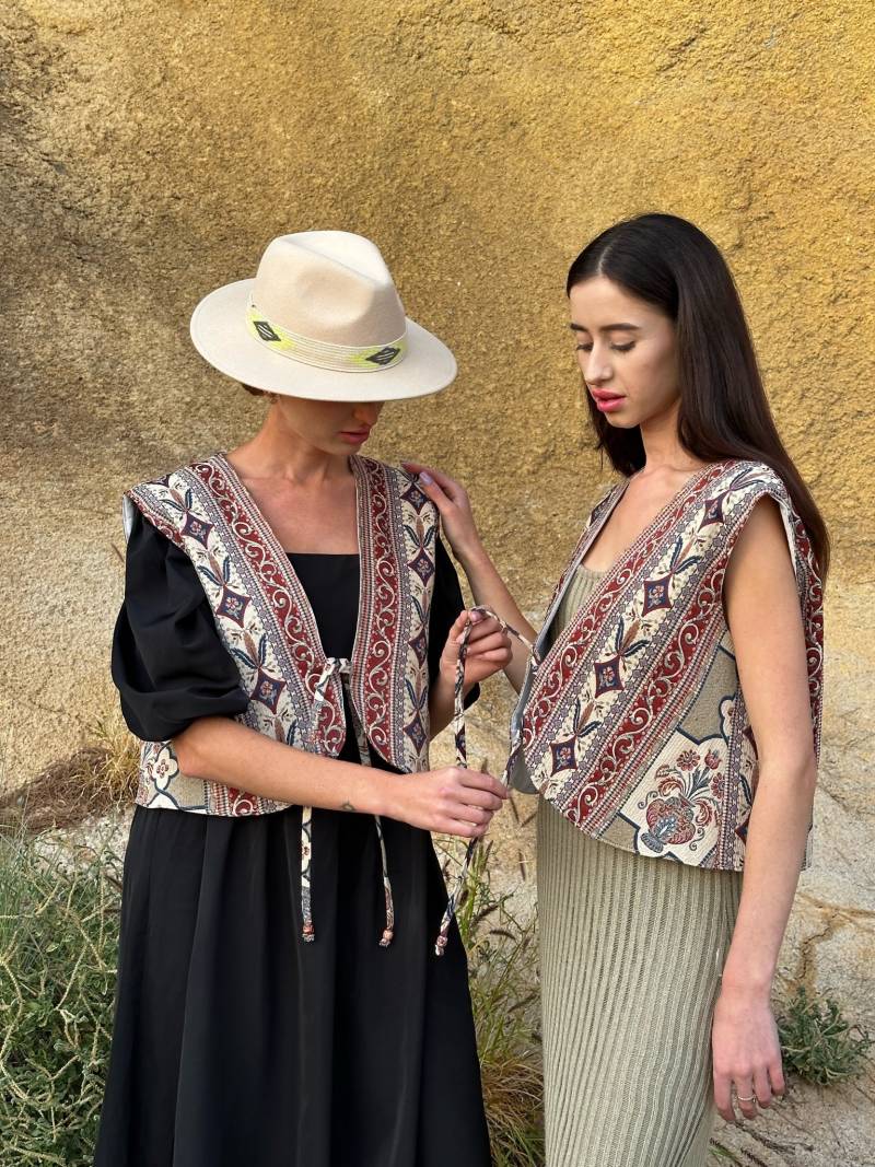 Bestickte Mode-Unikat-Weste Eleganz Des Upcycling Mit Liebe Bestickte Mode-Unikat-Weste Eleganz Des Upcycling Mit Liebe von Domkovych