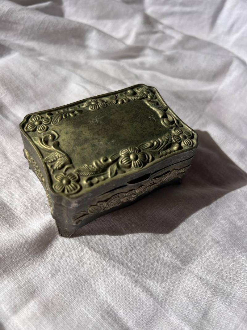 Vintage Schmuckschatulle Mit Rotem Samt Innenraum Raffinierte Klassik Vintage Schmuckschatulle Mit Rotem Samt Innenraum Raffinierte Klassik von Domkovych