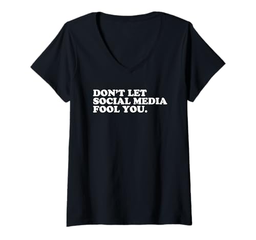 Damen Lassen Sie sich von Social Media nicht täuschen T-Shirt mit V-Ausschnitt Damen Lassen Sie sich von Social Media nicht täuschen T-Shirt mit V-Ausschnitt von Don't Let Social Media Fool You
