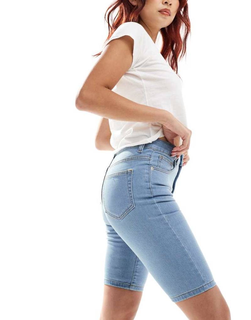 DTT - Eng geschnittene Jeansshorts in hellblauer Waschung von Don't Think Twice