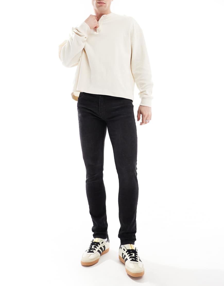 DTT - Eng geschnittene Stretch-Jeans in verwaschenem Schwarz DTT - Eng geschnittene Stretch-Jeans in verwaschenem Schwarz von Don't Think Twice