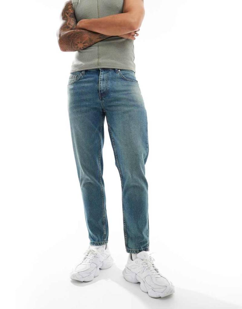 DTT - Feste, kürzere, schmal zulaufende Jeans in Vintage-Mittelblau von Don't Think Twice