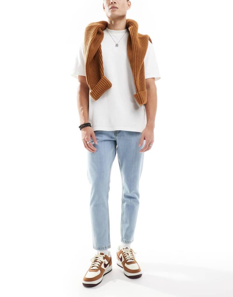 DTT - Feste, schmal zulaufende Jeans in Hellblau mit verkürztem Schnitt von Don't Think Twice