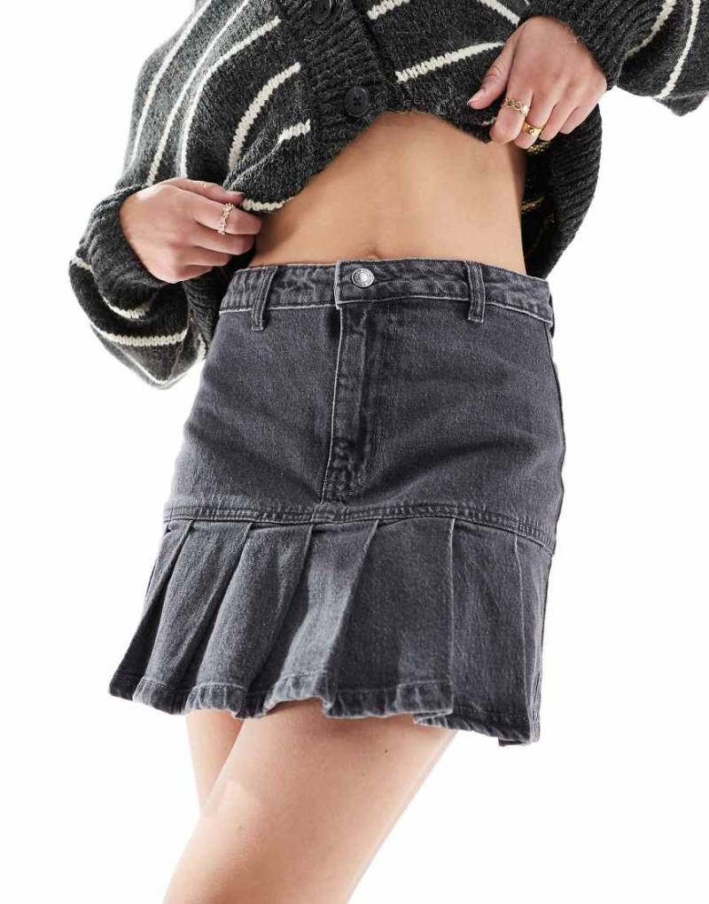 DTT - Kurzer Jeans-Faltenrock in Dunkelgrau von Don't Think Twice