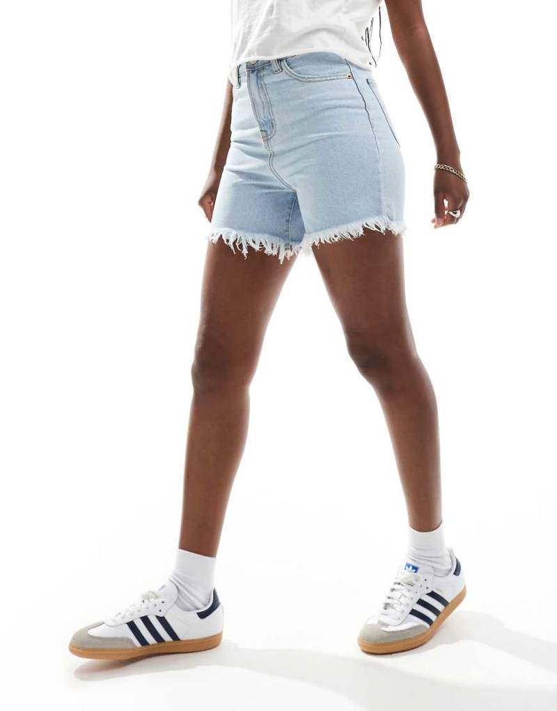 DTT - Lang geschnittene Jeansshorts in verwaschenem Hellblau mit versäubertem Saum von Don't Think Twice