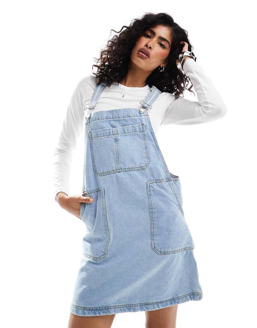DTT - Lucine - Denim-Latzkleid in Hellblau mit Taschen-Neutral von Don't Think Twice